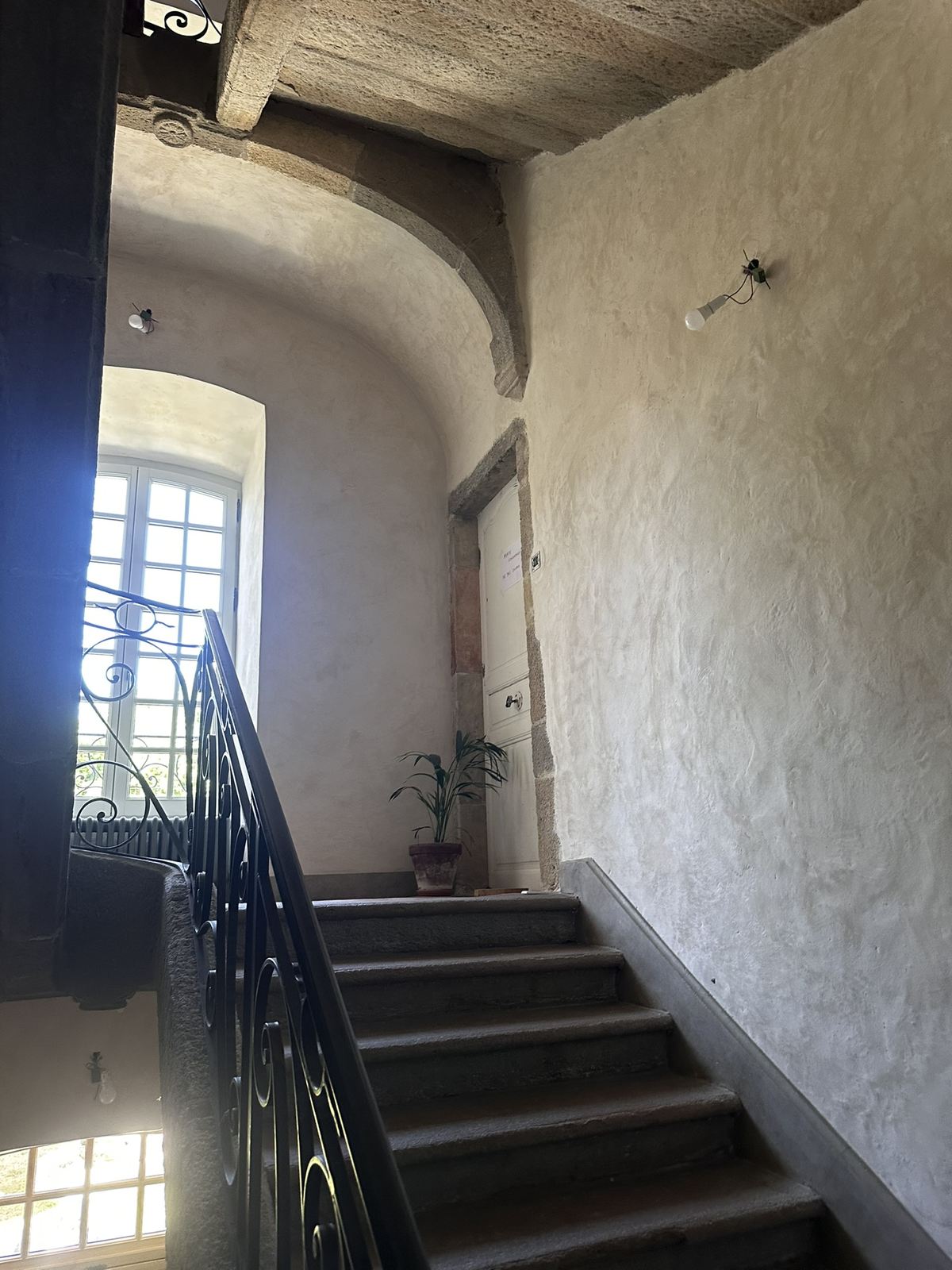 La cage d'escalier APRÈS travaux, réfection complète des murs et plinthes peintes en imitation pierre